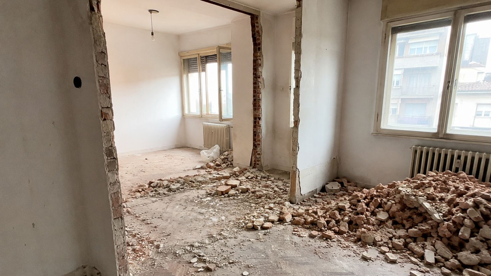 Građevinski šut od rušenja zida u stanu u Beogradu pre džakiranja